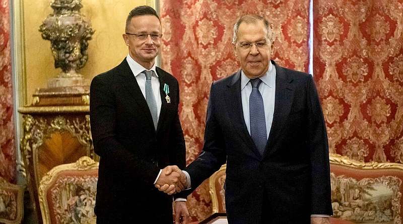 Szijjártó at the service of Smolenskaya Square