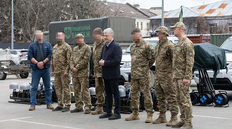 Poroshenko handed over three "Ai-Petri" systems and an excavator to the military (photo, video)