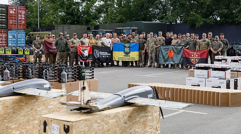 Poroshenko delivered equipment to 14 Defense Forces units (photos, video)