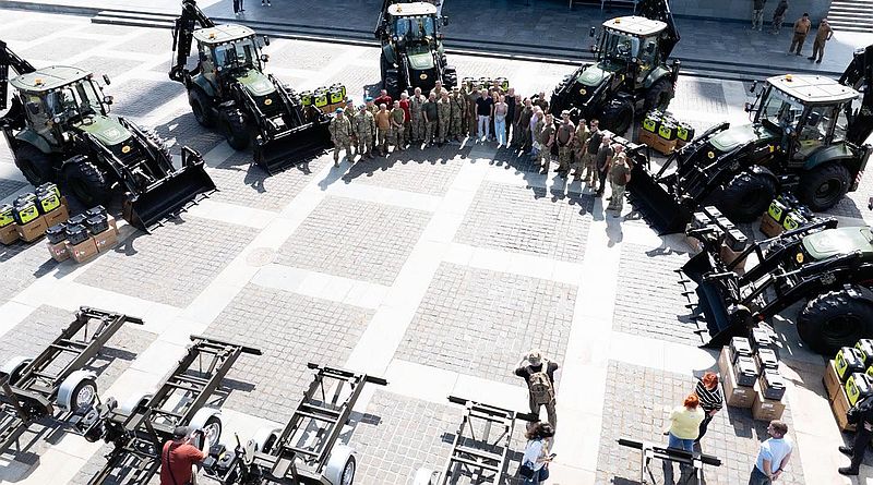 Poroshenko handed over construction equipment and quad bikes to the military (photo, video)