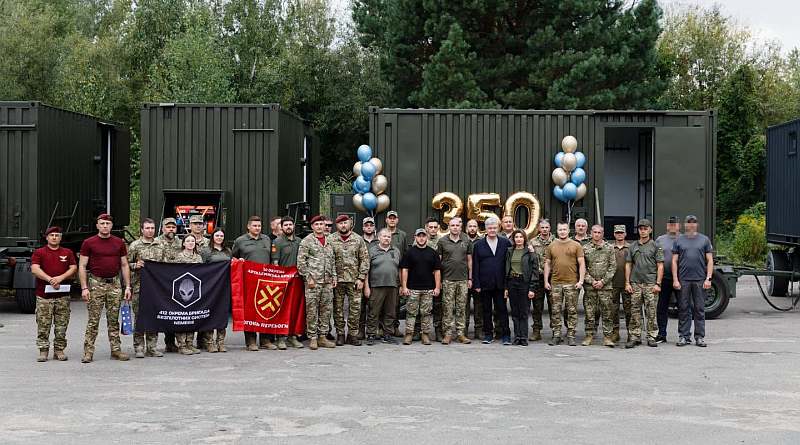 Poroshenko delivered another batch of laundry-shower complexes to the troops (photos, video)