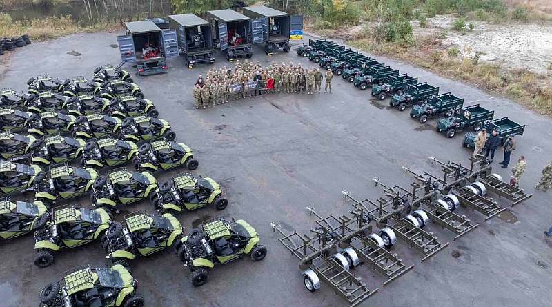 Poroshenko handed over another batch of aid to the military (photo, video)