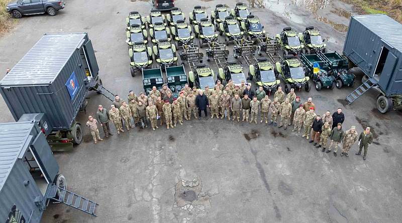 Poroshenko delivered another batch of aid to the military (photo, video)